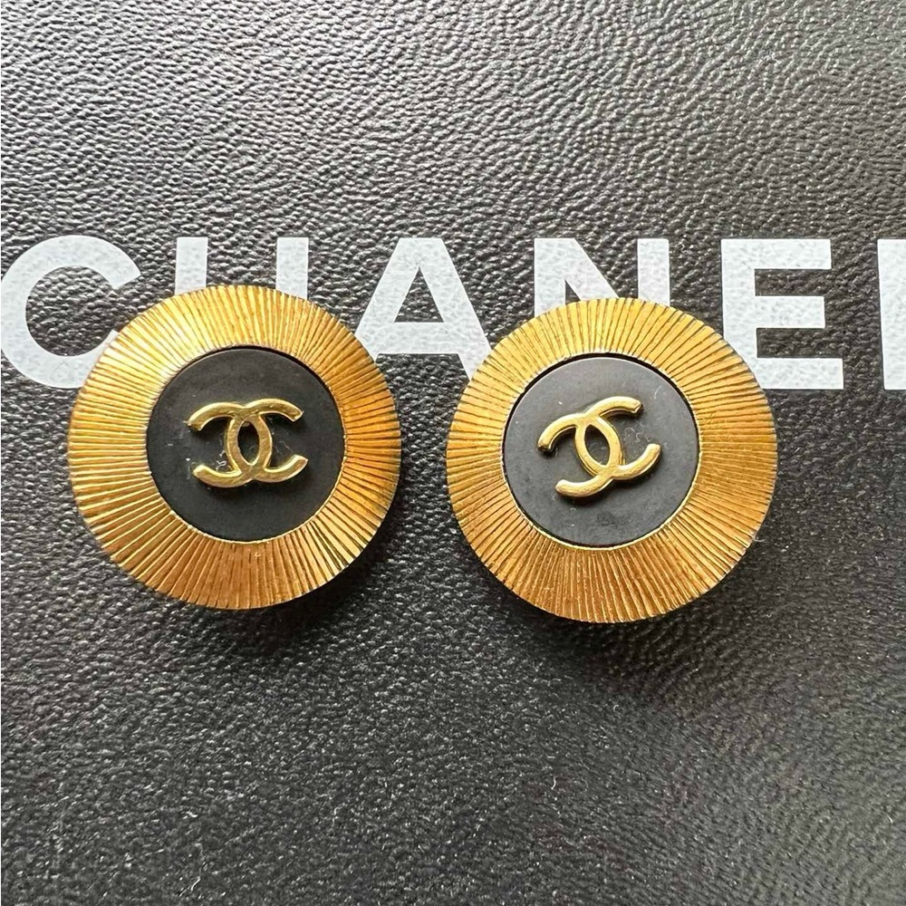 Chanel vintage black gold CC clip on earrings